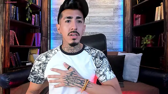 Snapshot of Donovan_Desmond chatting on February 11, 2026, 12:21 am Donovan Desmond online show from February 11, 2026, 12:21 am