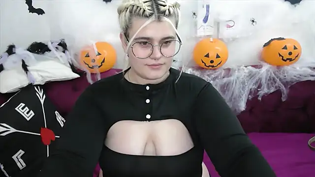 Snapshot of Amber_Monro chatting on October 21, 2025, 2:11 am Amber Monro online show from October 21, 2025, 2:11 am