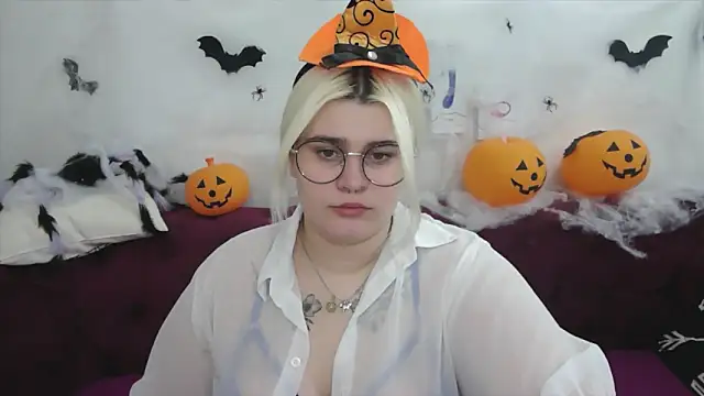 Snapshot of Amber_Monro chatting on October 29, 2025, 4:22 am Amber Monro online show from October 29, 2025, 4:22 am