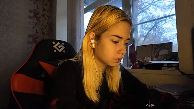 Witching Moon online show from November 29, 2025, 8:03 am