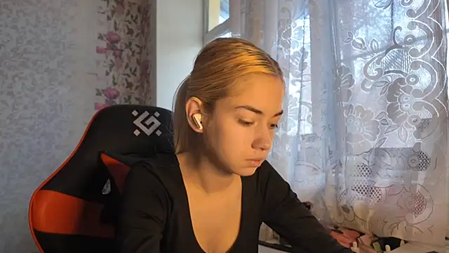 Witching Moon online show from November 5, 2025, 7:33 am