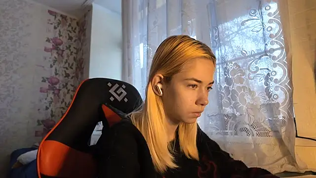 Witching Moon online show from November 17, 2025, 7:56 am