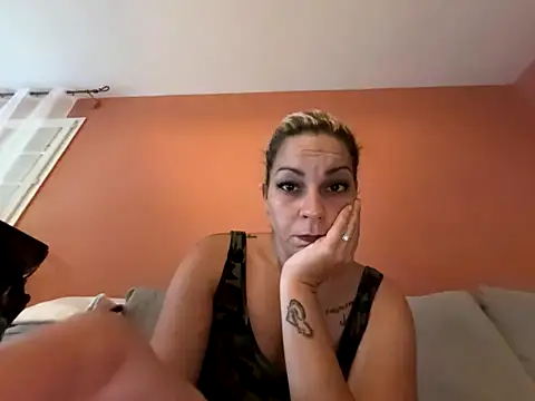 minettedusud online show from September 18, 2025, 7:22 am