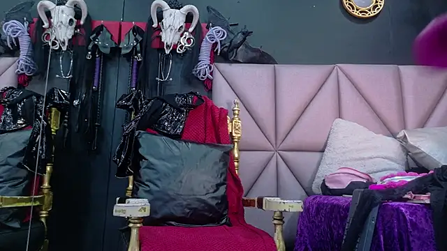 EvaSabath online show from October 18, 2025, 9:06 pm