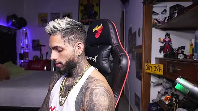 logan hugh8 online show from April 12, 2026, 9:18 pm