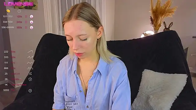 NyxaThorn online show from October 28, 2025, 2:38 pm