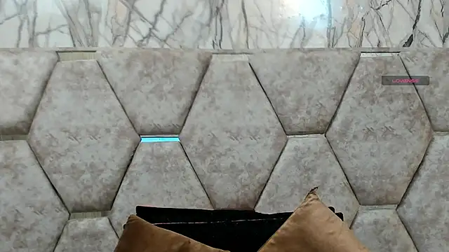 EXOTIC EBONY  online show from October 18, 2025, 7:27 pm