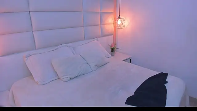 Salome Smitth 1 online show from April 8, 2026, 8:43 pm