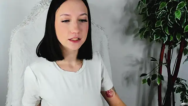 EileenMoores online show from September 18, 2025, 5:43 am