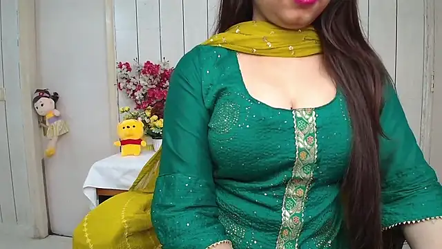 Snapshot of ruby100 chatting on February 6, 2026, 11:45 pm ruby100 online show from February 6, 2026, 11:45 pm