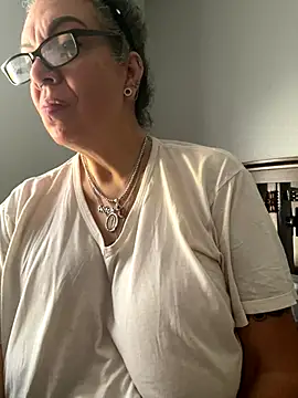 dieseldame1313 online show from November 17, 2025, 1:37 pm