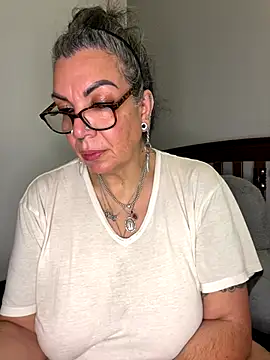 dieseldame1313 online show from November 6, 2025, 1:42 am