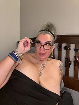 dieseldame1313 online show from October 30, 2025, 1:37 am