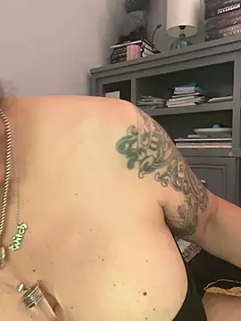 dieseldame1313 online show from April 13, 2026, 2:26 am