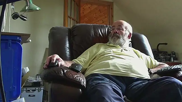 Snapshot of janzer13 chatting on October 4, 2025, 1:01 pm janzer13 online show from October 4, 2025, 1:01 pm