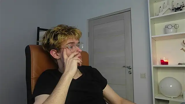 Logan Fraser online show from October 12, 2025, 5:42 am