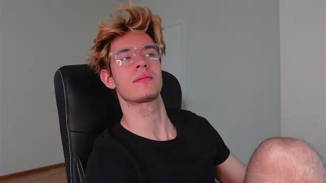 Logan Fraser online show from October 22, 2025, 7:19 am