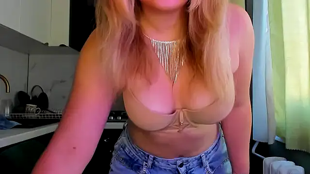 Snapshot of SunshineEmma chatting on October 2, 2025, 2:20 pm SunshineEmma online show from October 2, 2025, 2:20 pm