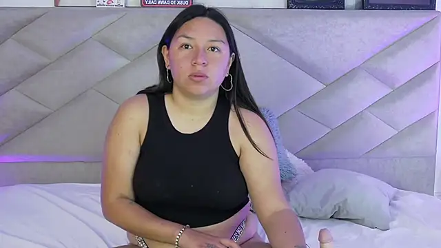 Snapshot of BellaRoux1 chatting on October 31, 2025, 12:02 pm BellaRoux1 online show from October 31, 2025, 12:02 pm