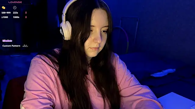 LauretteRagar online show from November 18, 2025, 6:22 pm