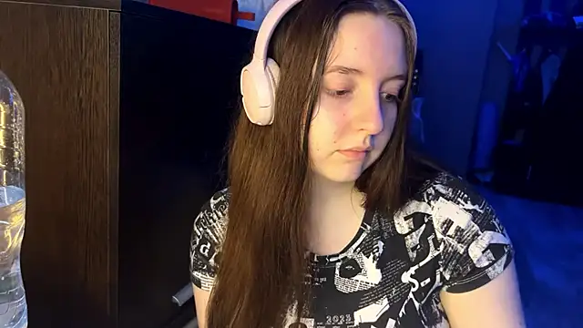 LauretteRagar online show from September 9, 2025, 6:06 pm