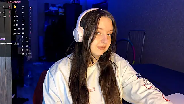 LauretteRagar online show from November 28, 2025, 5:13 pm