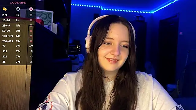 LauretteRagar online show from October 6, 2025, 6:08 pm