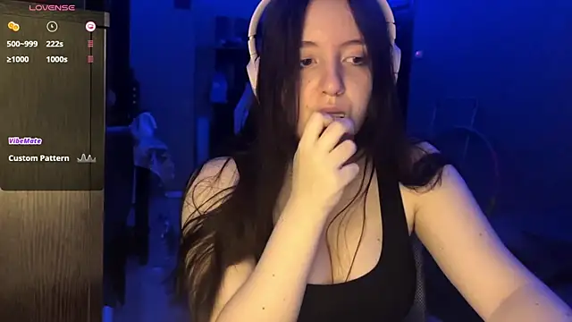 LauretteRagar online show from October 3, 2025, 5:14 pm