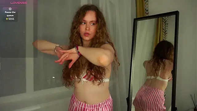 SusannaScholler online show from September 21, 2025, 5:18 pm