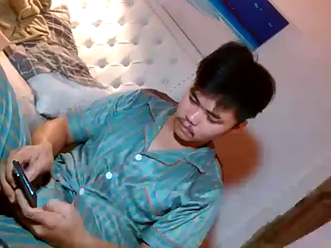 hot emman online show from April 9, 2026, 4:25 am