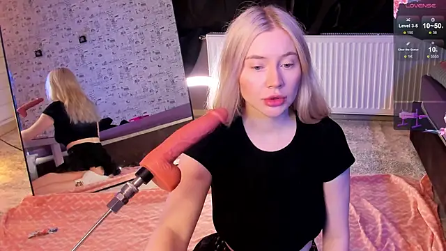 Snapshot of Lillie_Berry chatting on February 18, 2026, 5:05 am Lillie Berry online show from February 18, 2026, 5:05 am