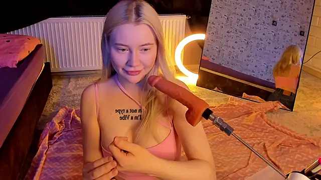 Snapshot of Lillie_Berry chatting on February 26, 2026, 5:07 am Lillie Berry online show from February 26, 2026, 5:07 am