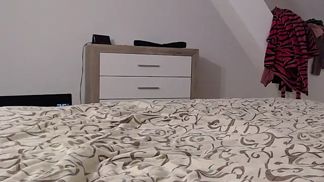 Snapshot of LillyDream2 chatting on October 6, 2025, 5:24 pm LillyDream2 online show from October 6, 2025, 5:24 pm