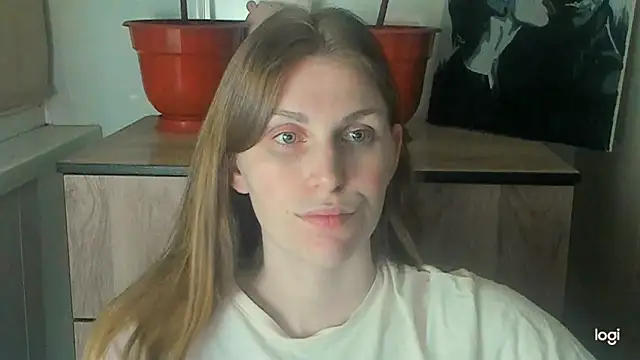 JuliaMuuun online show from May 11, 2026, 9:45 pm
