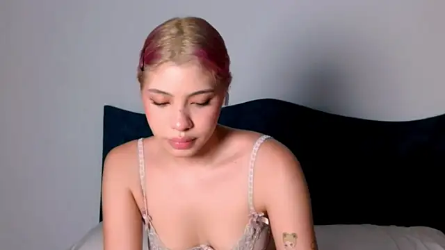 angelinhaaa online show from November 9, 2025, 1:42 am