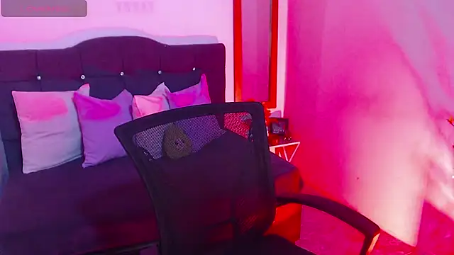 SamantaSweett  online show from November 26, 2025, 1:00 pm