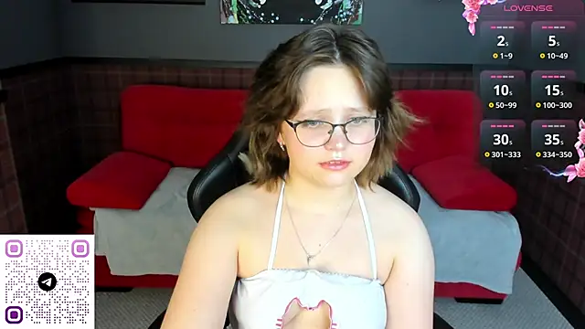 Nina Lunaa online show from October 10, 2025, 9:21 am