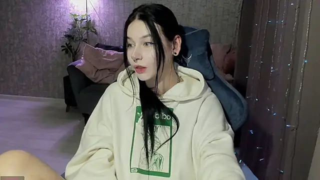 Snapshot of AlinaGreeeen chatting on September 10, 2025, 8:57 am AlinaGreeeen online show from September 10, 2025, 8:57 am