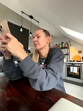 blondi2077 online show from October 28, 2025, 1:21 pm