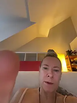 blondi2077 online show from November 24, 2025, 7:41 am