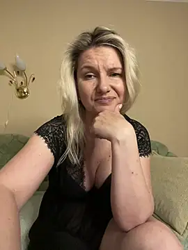 AliceSwan4011 online show from May 20, 2026, 2:36 pm