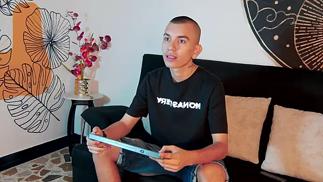 RowanCley online show from October 10, 2025, 12:17 pm