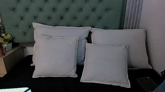 Snapshot of ValeriaJulio_ chatting on November 12, 2025, 7:18 pm ValeriaJulio online show from November 12, 2025, 7:18 pm