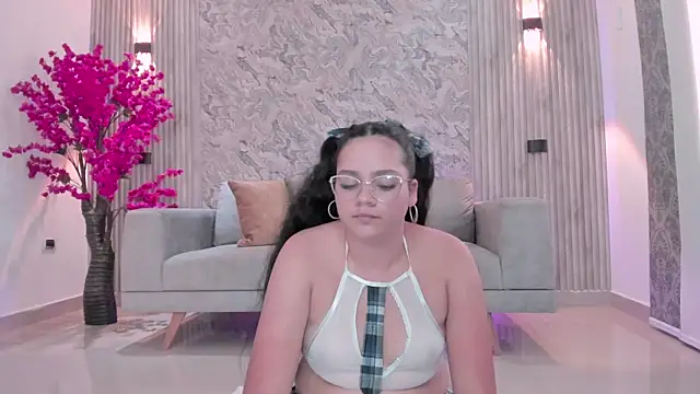 karlie small online show from February 12, 2026, 7:35 pm