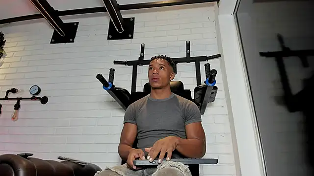 ItaloMoore online show from October 17, 2025, 11:34 am