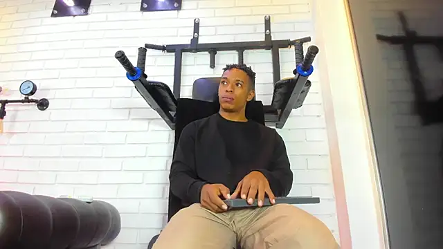 ItaloMoore online show from December 3, 2025, 12:15 pm