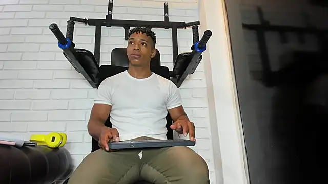 ItaloMoore online show from March 25, 2026, 11:42 am