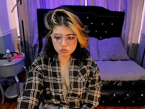 dafnelee online show from October 9, 2025, 2:06 pm