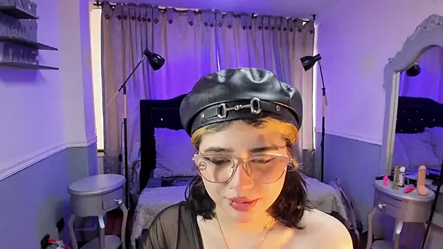 dafnelee online show from October 8, 2025, 1:56 pm
