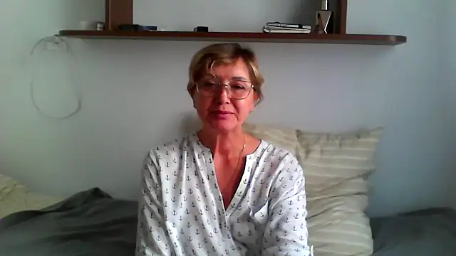 IrynaMolbertx online show from September 22, 2025, 1:39 pm